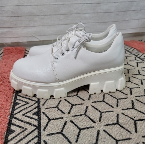 SO ME WHITE LACE UP PLATFORM OXFORDS, SZ 8 - Picture 3 of 11